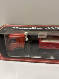 Neuvostoajan metalliauto 1/43 mitoissa. Edelleen alkuperäispakkauksessa.
