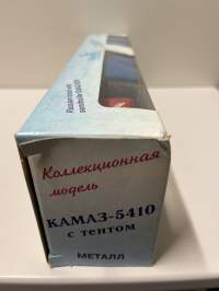 Neuvostoajan metalliauto 1/43 mitoissa. Edelleen alkuperäispakkauksessa.
