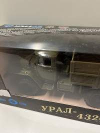 Neuvostoajan metalliauto 1/43 mitoissa. Edelleen alkuperäispakkauksessa.