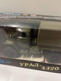 Neuvostoajan metalliauto 1/43 mitoissa. Edelleen alkuperäispakkauksessa.