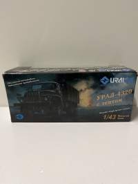 Neuvostoajan metalliauto 1/43 mitoissa. Edelleen alkuperäispakkauksessa.