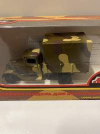 Neuvostoajan metalliauto 1/43 mitoissa. Edelleen alkuperäispakkauksessa.