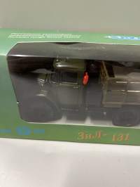 Neuvostoajan metalliauto 1/43 mitoissa. Edelleen alkuperäispakkauksessa.