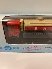 Neuvostoajan metalliauto 1/43 mitoissa. Edelleen alkuperäispakkauksessa.