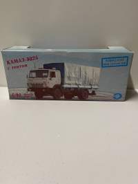 Neuvostoajan metalliauto 1/43 mitoissa. Edelleen alkuperäispakkauksessa.