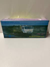 Neuvostoajan metalliauto 1/43 mitoissa. Edelleen alkuperäispakkauksessa.
