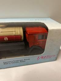 Neuvostoajan metalliauto 1/43 mitoissa. Edelleen alkuperäispakkauksessa.