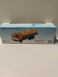 Neuvostoajan metalliauto 1/43 mitoissa. Edelleen alkuperäispakkauksessa.