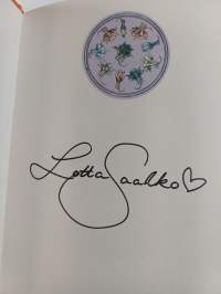 Koti kulttuurien välissä (signeerattu)