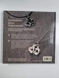 Hohdokkaat korut hopeasavesta : ohjeet ja ideat hopeakorujen tekoon = Magical metal clay jewellery