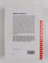 Ihmisiä telineillä