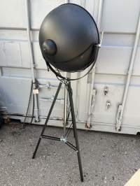 Lattiavalaisin (ovh. 399€) Korkeus n. 180 cm.