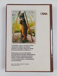 Kolmetoista kuunkiertoa : erätarinoita