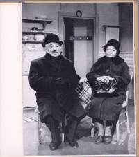 Hilma ja Akseli,  1963 -  Hilma ja Akseli on suomalainen vuonna 1958 alkanut kuunnelmasarja ja sitten Mainos-TV:n televisiosarja, 1961–1963. (LÖYTÖNURKKAKIRJAT)