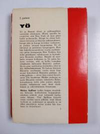 Yö : jännitysromaani