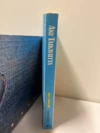 Ensipainoksia myyntiin.Aku Taikaviitta 41.