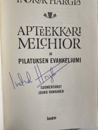 Apteekkari Melchior ja pilatuksen evankeliumi -kirja on signeerattu