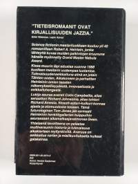 Kissa muurin läpi