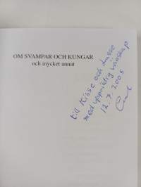 Om svampar och kungar och mycket annat (signeerattu, tekijän omiste)