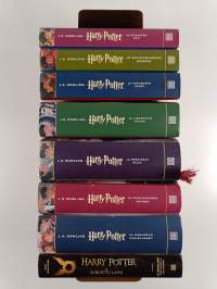 Harry Potter 1-7 + näytelmä : Harry Potter ja viisasten kivi ; Harry Potter ja salaisuuksien kammio ; Harry Potter ja Azkabanin vanki ; Harry Potter ja liekehtivä...