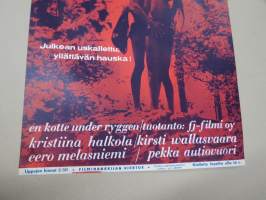 Käpy selän alla - En kotte under ryggen -elokuvajuliste, mm. Kristiina Halkola, Pekka Autiovuori, Kirsti Wallasvaara, Eero Melasniemi, ohjaus Mikko Niskanen
