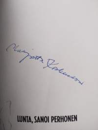 Lunta, sanoi perhonen (signeerattu)