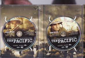 DVD Boksi - The Pacific (6-DVD) metallirasiassa. Tekstit suomi, ruotsi, englanti