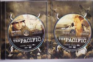DVD Boksi - The Pacific (6-DVD) metallirasiassa. Tekstit suomi, ruotsi, englanti