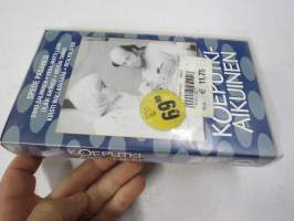Koeputkiaikuinen elokuva -VHS-kasetti myyntivideo, osissa mm. Spede Pasanen, Simo Salminen, Vesa-Matti Loiri, Merja Tammi, Kirsti Wallasvaara -käyttämätön, muoveissa