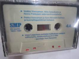SMP (Suomen Maaseudun Puolue) BC 1044 SMP 25 vuotta 1959-1984 kasetit avaamattomassa pakkauksessa, sisältävät mm. Veikko Vennamo &amp; Niilo salpakari &amp; Reino Pakkanen..