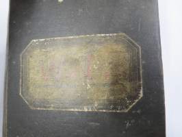Ins. Kem. W.L. kemian alan saksalaisen insinöörin muistikirja nahanvärjäyksestä ja aineista, ollut 1920 ja 30-luvuilla töissä Hämeenlinna ja Uusikaupunki...