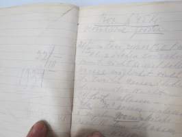 Ins. Kem. W.L. kemian alan saksalaisen insinöörin muistikirja nahanvärjäyksestä ja aineista, ollut 1920 ja 30-luvuilla töissä Hämeenlinna ja Uusikaupunki...