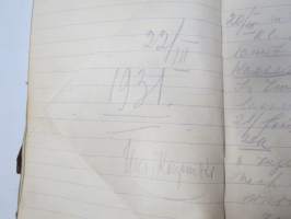 Ins. Kem. W.L. kemian alan saksalaisen insinöörin muistikirja nahanvärjäyksestä ja aineista, ollut 1920 ja 30-luvuilla töissä Hämeenlinna ja Uusikaupunki...