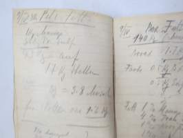 Ins. Kem. W.L. kemian alan saksalaisen insinöörin muistikirja nahanvärjäyksestä ja aineista, ollut 1920 ja 30-luvuilla töissä Hämeenlinna ja Uusikaupunki...