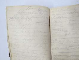 Ins. Kem. W.L. kemian alan saksalaisen insinöörin muistikirja nahanvärjäyksestä ja aineista, ollut 1920 ja 30-luvuilla töissä Hämeenlinna ja Uusikaupunki...