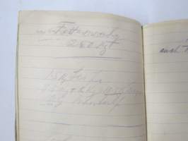 Ins. Kem. W.L. kemian alan saksalaisen insinöörin muistikirja nahanvärjäyksestä ja aineista, ollut 1920 ja 30-luvuilla töissä Hämeenlinna ja Uusikaupunki...