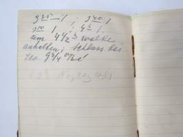 Ins. Kem. W.L. kemian alan saksalaisen insinöörin muistikirja nahanvärjäyksestä ja aineista, ollut 1920 ja 30-luvuilla töissä Hämeenlinna ja Uusikaupunki...