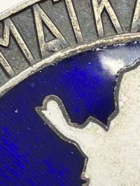 Suomen Matkailijaliitto nr 1157 -keulamerkki / vaunumerkki, erikoinen heti Moskovan Rauhan 1940 tai 1944 jälkeen valmistettu, emaloinnin alta näkyy muotissa olleet..