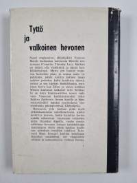 Tyttö ja valkoinen hevonen
