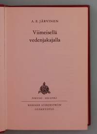 Viimeisellä vedenjakajalla. ( keräilykirjat, eräkirjallisuus)