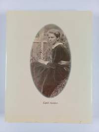 Nuoren naisen päiväkirja luonnontapahtumista 1906 : faksimilelaitos luonnonharrastajan päiväkirjasta vuodelta 1906 : Edith Holden esitti sanoin ja maalauksin Engl...