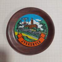 Jyväskylä -puulautanen / matkailumerkki / merkki / badge pohjaväri  tammi