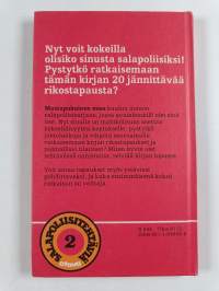 Mustapukuinen mies