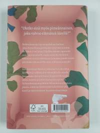 Metsässä juoksee nainen
