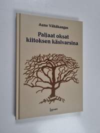 Paljaat oksat kiitoksen käsivarsina