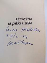 Terveyttä ja pitkää ikää : vitamiineista ja hivenaineista (signeerattu, tekijän omiste)