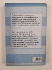 Poika raidallisessa pyjamassa