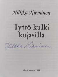 Tyttö kulki kujasilla (signeerattu)
