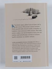Pieni talo suuressa metsässä