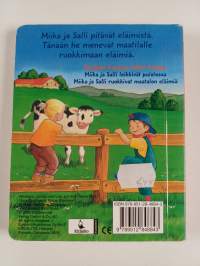 Miika ja Salli ruokkivat maatalon eläimiä